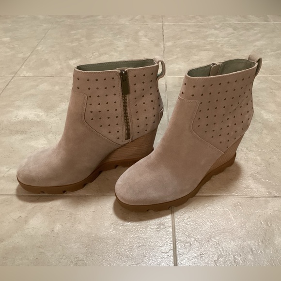 Sorel Joan Uptown Stud Booties, Size 9 - Picture 3 of 8